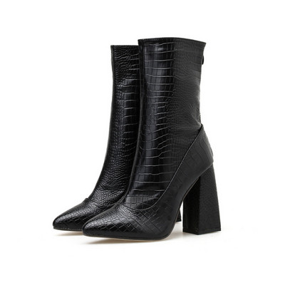 Κομψές γυναικείες μπότες με χοντρό τακούνι μυτερό μοντέλο σε μαύρο χρώμα