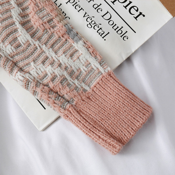 Pulover casual de dama cu decolteu spitz in roz si verde