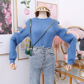 Egy korszerű női pulóver O-nyakkal, kivágásokkal több színben