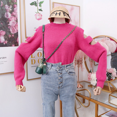 Egy korszerű női pulóver O-nyakkal, kivágásokkal több színben