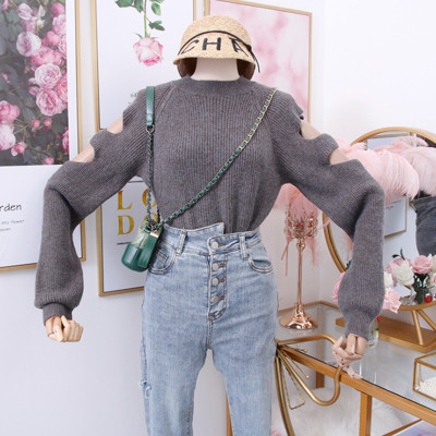 Egy korszerű női pulóver O-nyakkal, kivágásokkal több színben