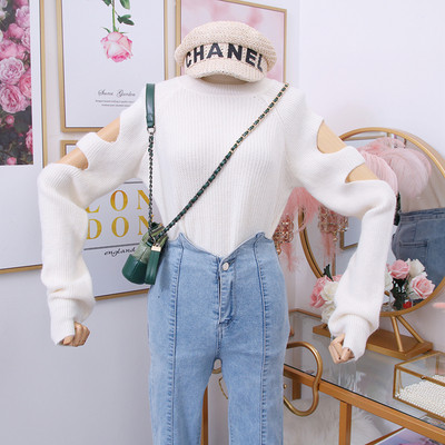 Egy korszerű női pulóver O-nyakkal, kivágásokkal több színben