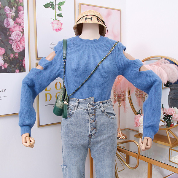 Egy korszerű női pulóver O-nyakkal, kivágásokkal több színben