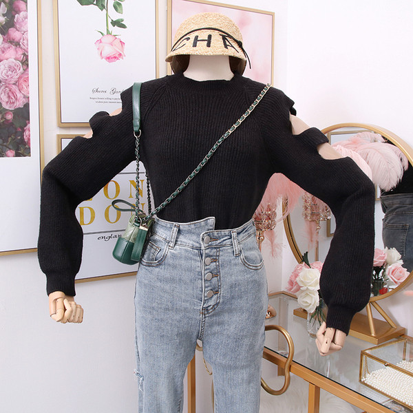 Egy korszerű női pulóver O-nyakkal, kivágásokkal több színben