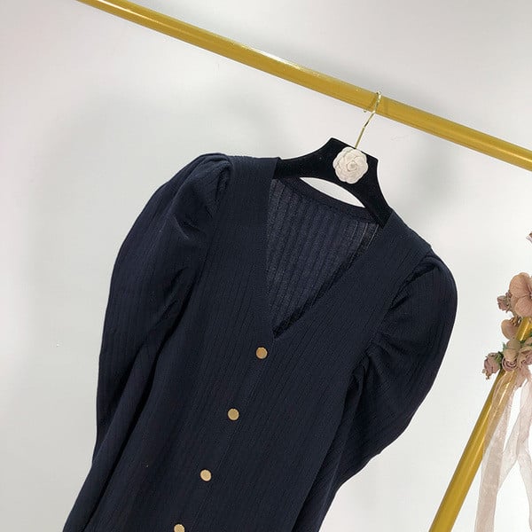 Rochie lungă, moale, cu nasturi și fante în albastru