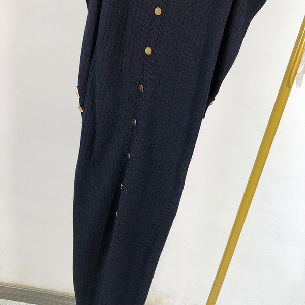 Rochie lungă, moale, cu nasturi și fante în albastru