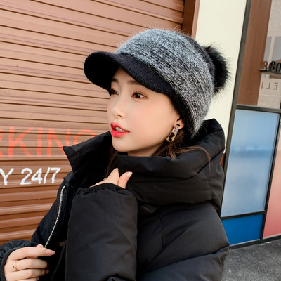 Modern női sapka napellenzővel és pehellyel