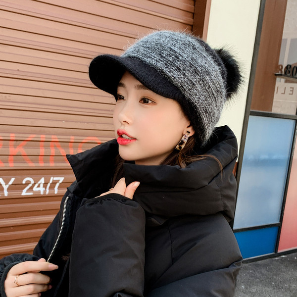 Modern női sapka napellenzővel és pehellyel