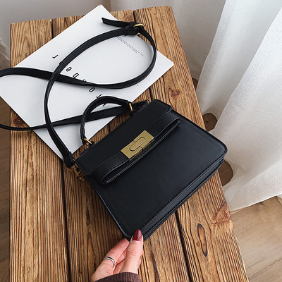 Μοντέρνα γυναικεία τσάντα με δύο λαβές και  μεταλλικό κουμπί σε διάφορα χρώματα