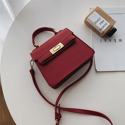 Μοντέρνα γυναικεία τσάντα με δύο λαβές και  μεταλλικό κουμπί σε διάφορα χρώματα