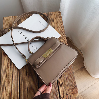 Μοντέρνα γυναικεία τσάντα με δύο λαβές και  μεταλλικό κουμπί σε διάφορα χρώματα