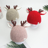 Gyermek téli sapka piros, rózsaszín, bézs, szürke és fekete 3D elemekkel