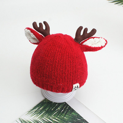 Gyermek téli sapka piros, rózsaszín, bézs, szürke és fekete 3D elemekkel