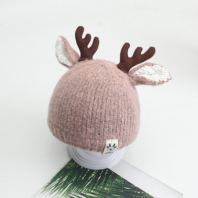 Gyermek téli sapka piros, rózsaszín, bézs, szürke és fekete 3D elemekkel