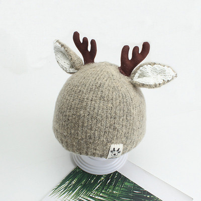 Gyermek téli sapka piros, rózsaszín, bézs, szürke és fekete 3D elemekkel