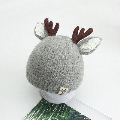 Gyermek téli sapka piros, rózsaszín, bézs, szürke és fekete 3D elemekkel