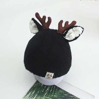 Gyermek téli sapka piros, rózsaszín, bézs, szürke és fekete 3D elemekkel