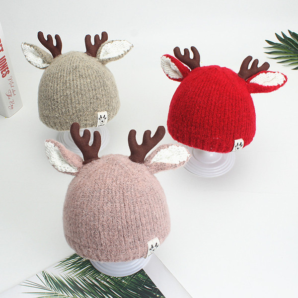 Gyermek téli sapka piros, rózsaszín, bézs, szürke és fekete 3D elemekkel