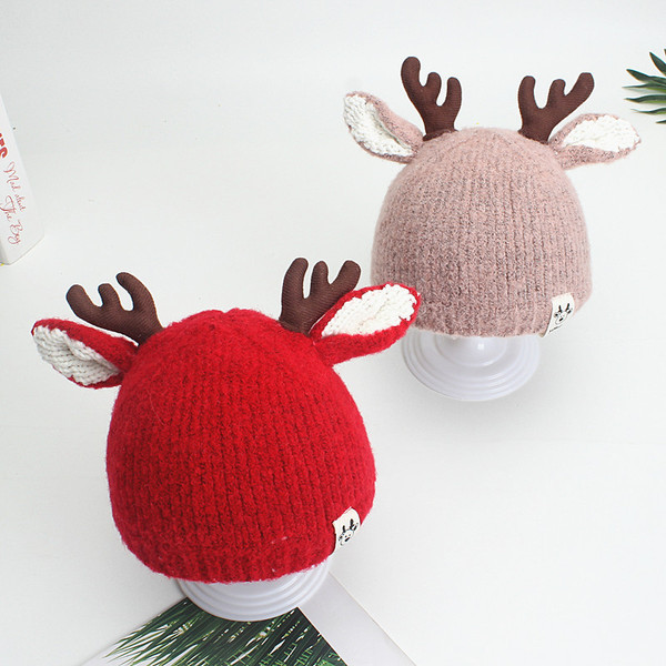 Gyermek téli sapka piros, rózsaszín, bézs, szürke és fekete 3D elemekkel