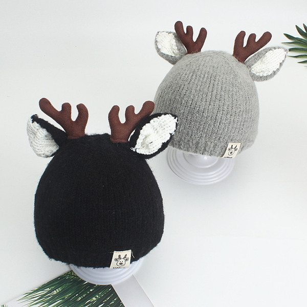 Gyermek téli sapka piros, rózsaszín, bézs, szürke és fekete 3D elemekkel