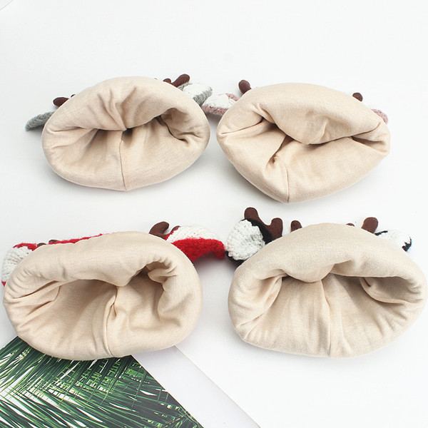 Gyermek téli sapka piros, rózsaszín, bézs, szürke és fekete 3D elemekkel