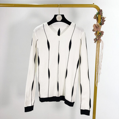 Γυναικείο φούτερ με λαιμόκοψη λευκό και μαύρο χρώμα