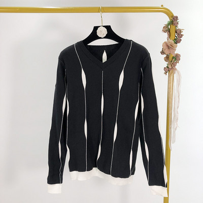 Γυναικείο φούτερ με λαιμόκοψη λευκό και μαύρο χρώμα