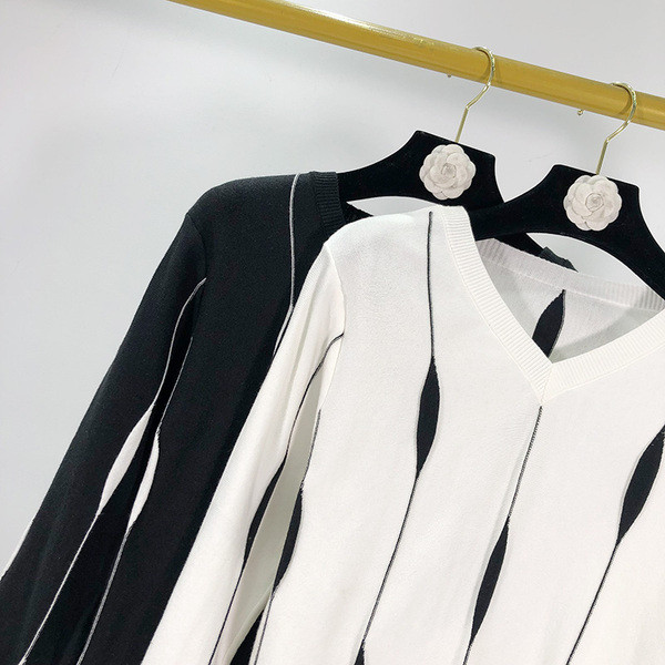 Γυναικείο φούτερ με λαιμόκοψη λευκό και μαύρο χρώμα