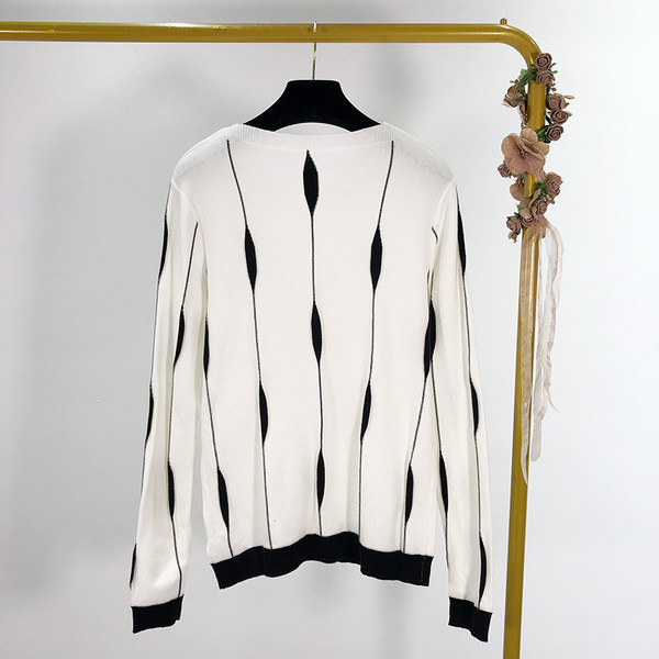 Γυναικείο φούτερ με λαιμόκοψη λευκό και μαύρο χρώμα