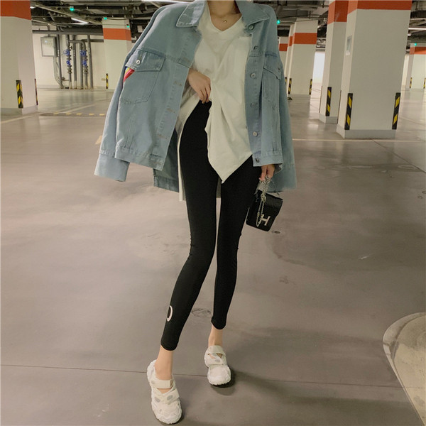 Geaca de dama din denim cu broderie colorata in albastru