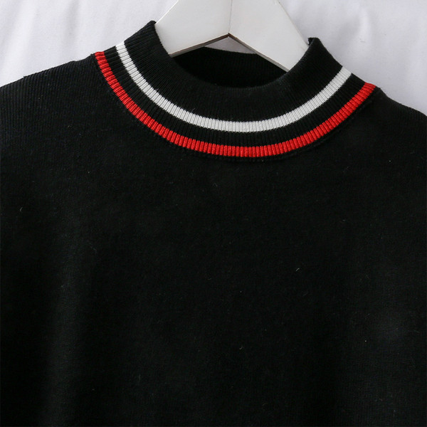 Női alkalmi ruha ovális nyakkivágással és hosszú ujjú fekete színben