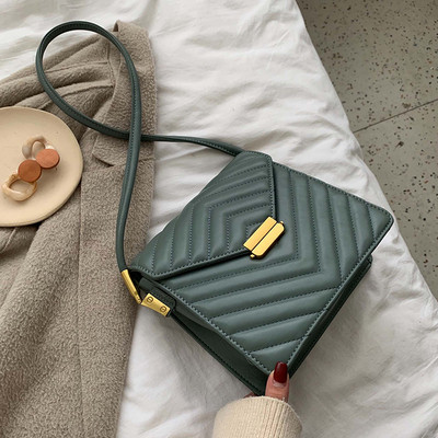 Geanta de dama eleganta din piele cu inchidere metalica in mai multe culori