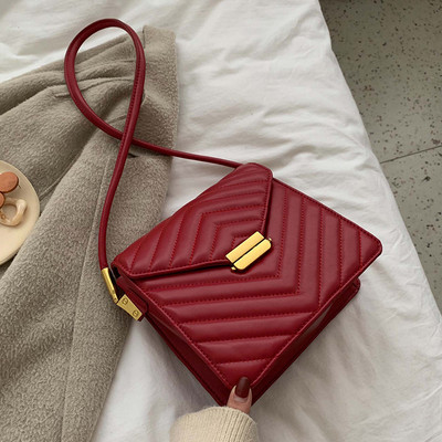 Geanta de dama eleganta din piele cu inchidere metalica in mai multe culori