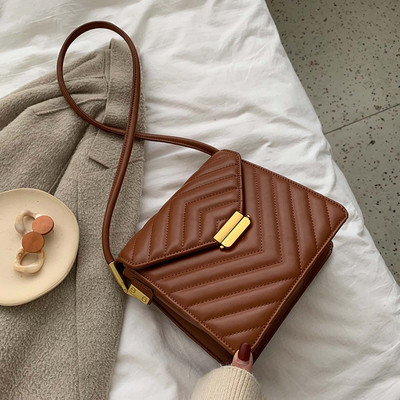 Geanta de dama eleganta din piele cu inchidere metalica in mai multe culori