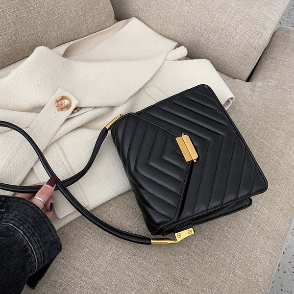 Geanta de dama eleganta din piele cu inchidere metalica in mai multe culori