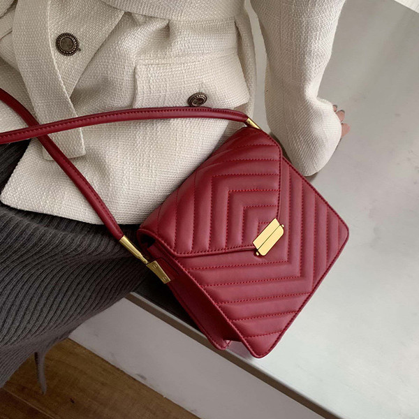 Geanta de dama eleganta din piele cu inchidere metalica in mai multe culori