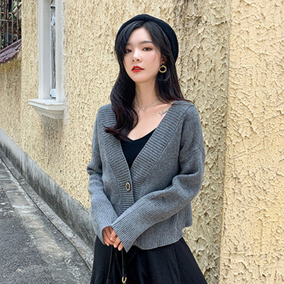 Új modell női kardigán spitz nyakkivágással és bézs, barna és szürke gombokkal