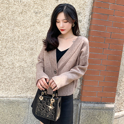 Új modell női kardigán spitz nyakkivágással és bézs, barna és szürke gombokkal