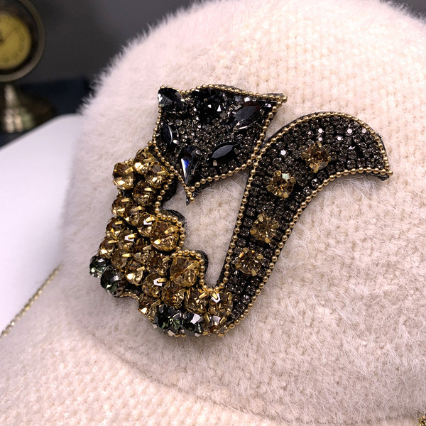 Palarie de dama moderna cu vizor si pietre