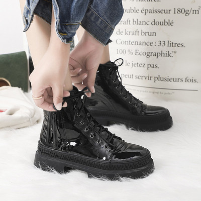 Γυναικείες μοντέρνες μπότες με ανθεκτική σόλα και κορδόνια σε μαύρο χρώμα