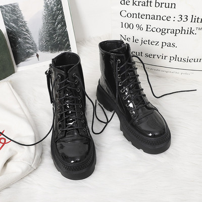 Γυναικείες μοντέρνες μπότες με ανθεκτική σόλα και κορδόνια σε μαύρο χρώμα