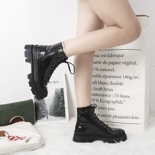 Γυναικείες μοντέρνες μπότες με ανθεκτική σόλα και κορδόνια σε μαύρο χρώμα