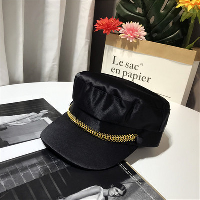 Μοντέρνο γυναικείο καπέλο με γείσο και αλυσίδα σε μαύρο και γκρι χρώμα