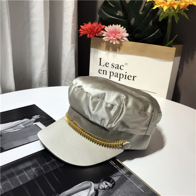 Μοντέρνο γυναικείο καπέλο με γείσο και αλυσίδα σε μαύρο και γκρι χρώμα