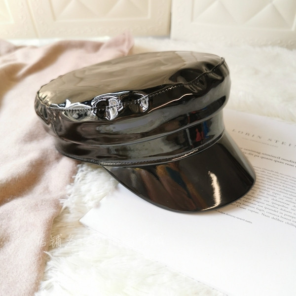 Palarie moderna din piele lacuita cu vizor de culoare neagra