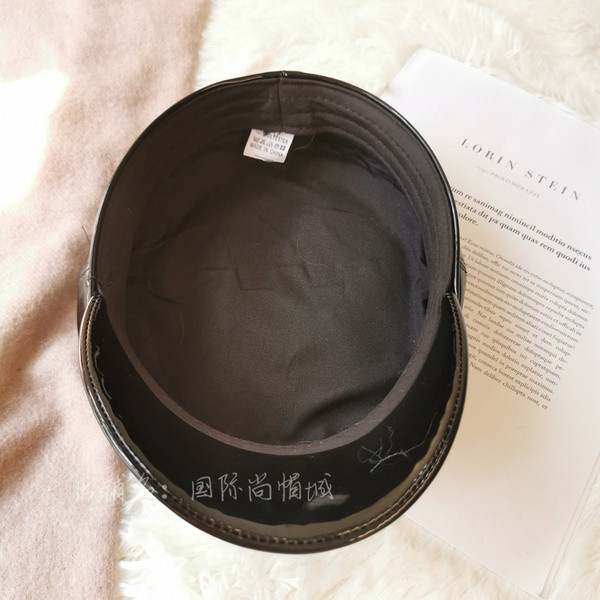 Palarie moderna din piele lacuita cu vizor de culoare neagra