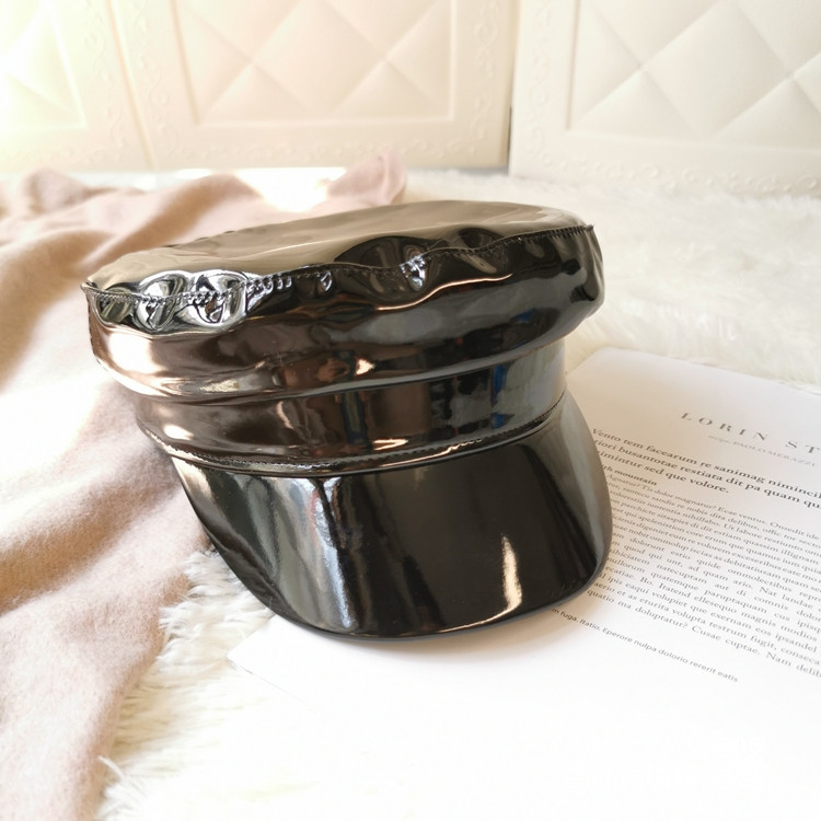 Palarie moderna din piele lacuita cu vizor de culoare neagra