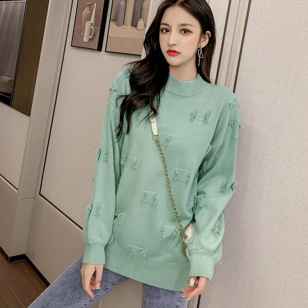 Μοντέρνο γυναικείο πουλόβερ ε O-λαιμόκοψη σε λευκό, κόκκινο και πράσινο χρώμα