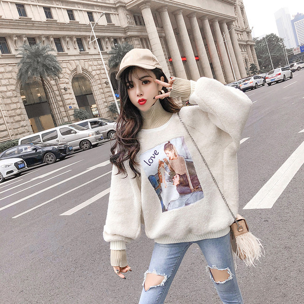 Γυναικείο πουλόβερ με μεγάλο κολάρο  σε μπεζ χρώμα με εφαρμογή