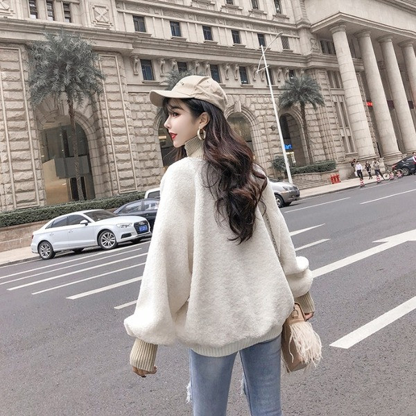 Γυναικείο πουλόβερ με μεγάλο κολάρο  σε μπεζ χρώμα με εφαρμογή